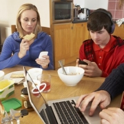 texting-while-eating-thinkstock-2